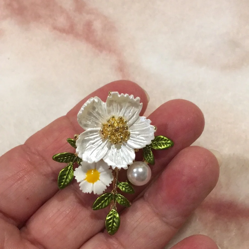 Flower Fashion  Pin Brooch NWT Faux Pearl 2x1.5” Gold Toned Metal Alloy - Picture 11 of 11